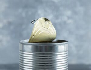 Anvisa interdita leite condensado e aponta irregularidades em suplementos; saiba quais marcas