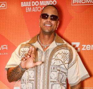 Grávida, Lore Improta curte show do marido, Léo Santana, no bloco Pipoco