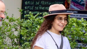 Leticia Sabatella faz rara aparição com o marido em passeio no RJ