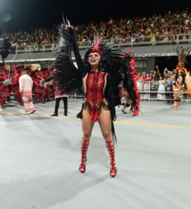 Lexa ganha beija carinhoso do marido durante estreia no Carnaval de São Paulo; veja fotos!