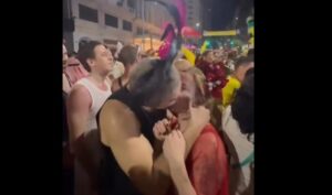 Vídeo: Linbergh Farias e Gleisi Hoffmann se beijam em bloco no Rio