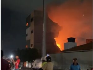 Prédio desaba após incêndio em depósito de tecidos em Caruaru; VÍDEO