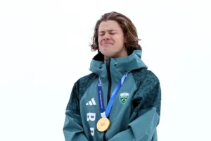 Lucas Pinheiro Braathen se emociona ao ouvir o hino após ouro histórico nos Jogos de Inverno; veja vídeo