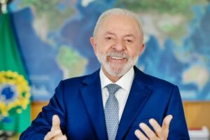 Trabalhador se emociona e recebe abraço de Lula após governo anunciar mudança: ‘É um feito histórico’