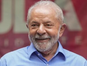 Lula surge com curativo na cabeça durante evento no Planalto e equipe explica motivo