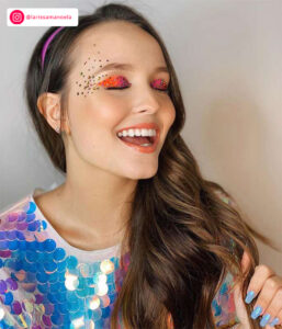 12 makes das famosas teens para você se inspirar para o Carnaval!