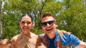 Filhos de Michel Teló roubam a cena em foto com os pais durante evento de Carnaval