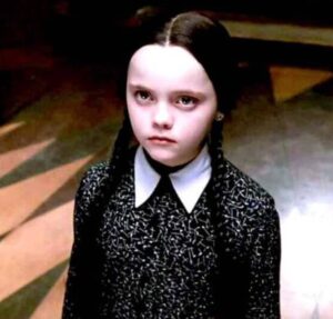 Ruya e Omer se divertem no karaokê, e ele se declara cantando para a amada. Veja o que vai rolar em Chamas do Destino nesta quinta-feira