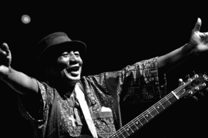 Morre Ebo Taylor, lenda do highlife ganês, aos 90 anos