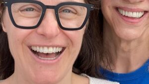 Aos 75 anos, namorada de Alessandra Maestrini faz rara aparição em foto com a atriz