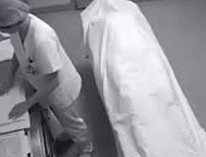 Corpo de homem morto se mexe sozinho dentro de necrotério; VEJA VÍDEO!