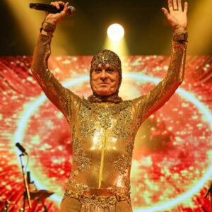 Homenageado pela Imperatriz Leopoldinense, Ney Matogrosso chama IZA para cantar com ele em show