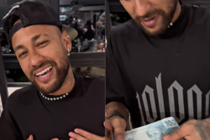 Neymar Jr. ganha nota de R$ 100 de presente e vídeo viraliza nas redes; assista