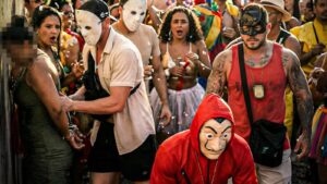 Policiais fantasiados de personagens famosos prendem casal em bloco no Rio; veja vídeo