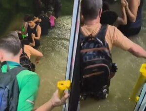 Passageiros descem de ônibus em meio a alagamento com água na cintura; VEJA VÍDEO