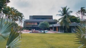 Aos 43 anos e fortuna de R$ 60 milhões, atriz se separa após viver em refúgio milionário