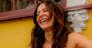 Fora do carnaval do Rio, Paolla Oliveira posa sorridente em Salvador e brinca: ‘Mundo todo se agita’