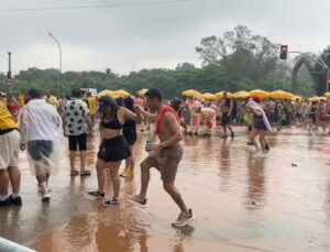 Foliões enfrentam perrengue com alagamentos durante megabloco; VEJA VÍDEO