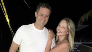 Filho de Leonardo faz comentário ousado ao ver foto da esposa na praia