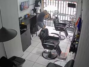 Policial Militar de folga reage a roubo de Porsche e mata suspeito; VEJA VÍDEO