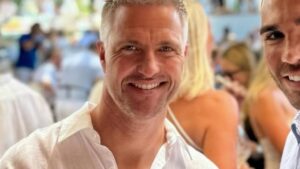 Irmão de Michael Schumacher anuncia noivado com o companheiro: ‘Muito felizes’