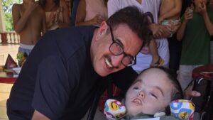 Ratinho mostra mensagem especial do neto em seu aniversário; veja