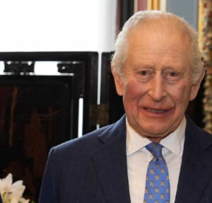 Imagens do Rei Charles III sendo questionado sobre a relação do irmão com o caso Epstein são reveladas, assista