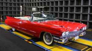 Com fortuna milionária, cantor tem carro antigo “xodó” avaliado em R$ 300 mil na garagem