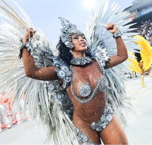 Rosiane Pinheiro escorrega e cai durante desfile da Vai-Vai