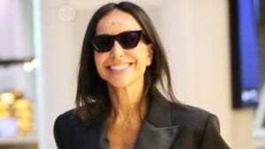 Sabrina Sato chama atenção em aeroporto com bolsa de grife avaliada em mais de R$ 160 mil