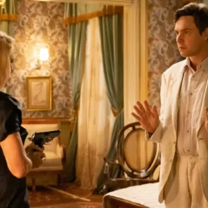 Sandra (Flávia Alessandra) aponta a arma para Candinho (Sergio Guizé) em Êta Mundo Melhor