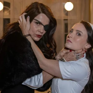 Estela (Larissa Manoela) e Baronesa (Flavia Alessandra) brigam dentro do hospital em 'Êta Mundo Melhor'