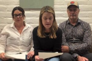 Apresentadora de TV suplica pela vida da mãe após sequestro