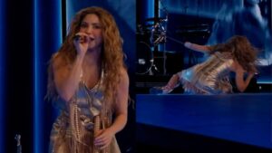 Shakira cai durante show em El Salvador e brinca após tombo no palco: ‘sou de borracha’