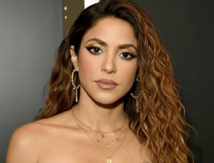 Shakira cai durante show e alerta fãs para não se preocuparem; VEJA VÍDEO