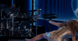 Shakira leva tombo durante show e brinca: ‘Não se preocupe que sou de borracha’