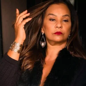 Solange Couto maquiada, mexendo nos cabelos