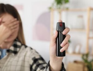 Projeto na Câmara libera spray de pimenta para mulheres a partir de 16 anos em todo o país; VEJA