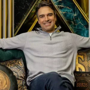 Tadeu Schmidt na sala da casa do BBB 26