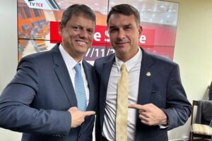 Flávio Bolsonaro ironiza Tarcísio de Freitas e garante: “Ninguém sabia quem era”