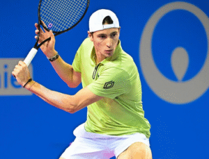 Tenista perde todos os pontos após mexer no celular durante tie-break; VEJA VÍDEO