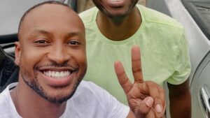 Thiaguinho celebra aniversário do primo com fotos raras e semelhança surpreende: ‘São iguais’