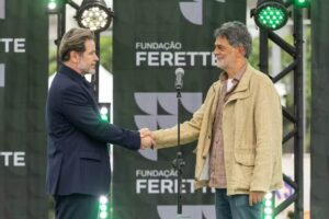 Três Graças: Rogério surpreende Ferette em evento da Fundação