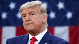 Donald Trump diz ‘não ter visto’ vídeo racista postado em sua conta que mostra Obamas como macacos: “Eu não cometi um erro”