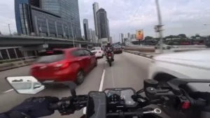 Porta de carro é aberta por criança e provoca acidente com motociclistas; veja vídeo