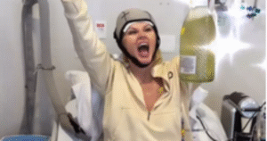 Val Marchiori celebra última sessão de quimioterapia e estoura champanhe em hospital