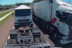 Caminhão guinchado tomba após batida provocada por outro veículo em SC; VEJA VÍDEO!