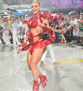 Juliana Paes brilha e rouba a cena em último ensaio técnico da Viradouro