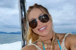 Virginia Fonseca curte passeio de barco com os filhos às vésperas do Carnaval