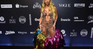 Virgínia deixa baile da Vogue mais cedo após vestido abrir